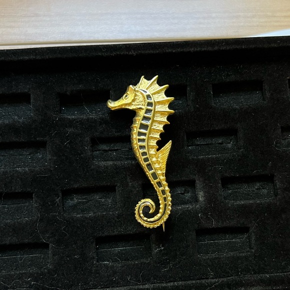 Gold & Black Seahorse Brooch - Picture 7 of 8